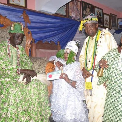 Kabiyesi Oba Dr Francis Adedoyin the Ogunsua of Modakeke presents certificate to Yeye Osun MDK1. In the presence of Aare Alasa of Osogbo Baba Ifagbenusola Atanda